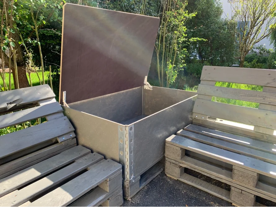 Offene Holztruhe mit Palettenbänken