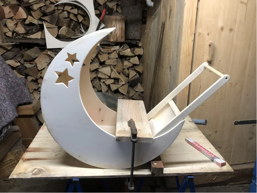Mondförmiger Wagen aus Holz mit Zwinge
