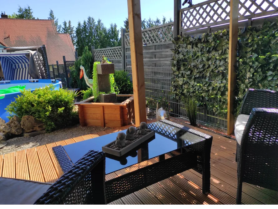 Gartenmöbel auf einer Terrasse