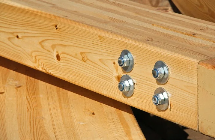 Holzbalken mit Schrauben