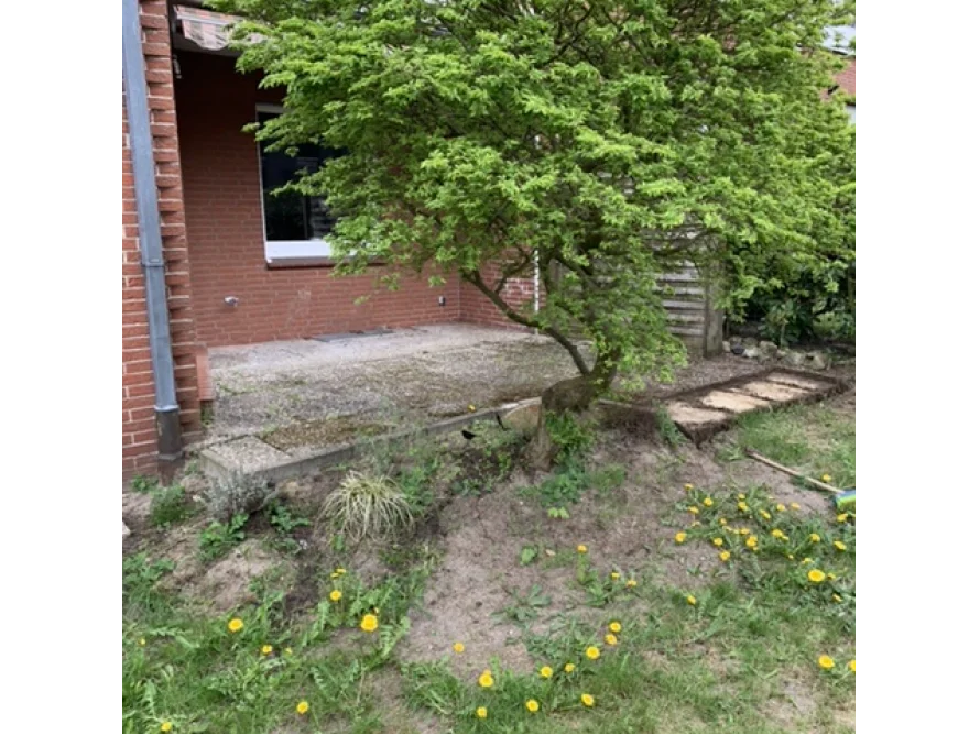 Terrasse mit Gartenarbeit