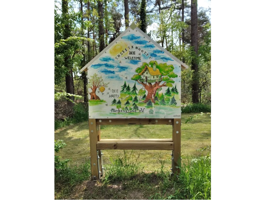 Ein bunt bemaltes Insektenhotel