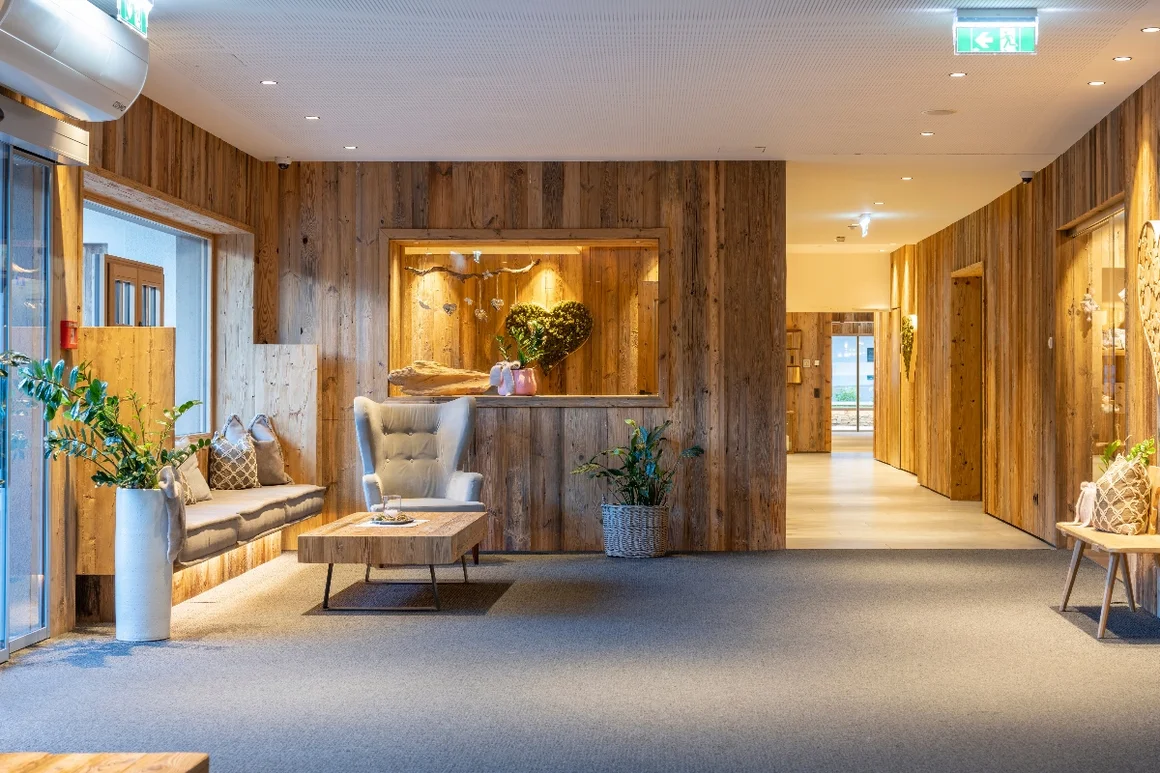 Hotel Lobby mit Holzwänden und Sitzgelegenheiten