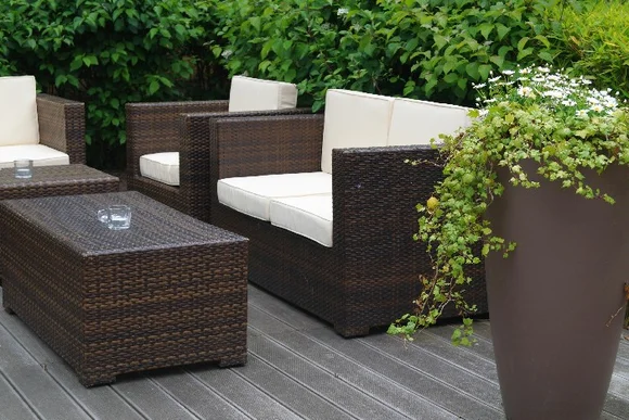 Gartenmöbel auf einer Terrasse
