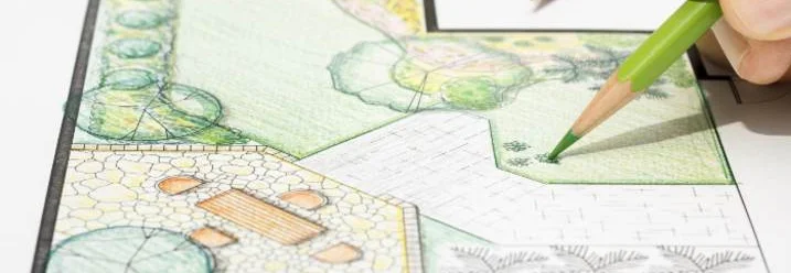 Hand zeichnet einen Gartenplan