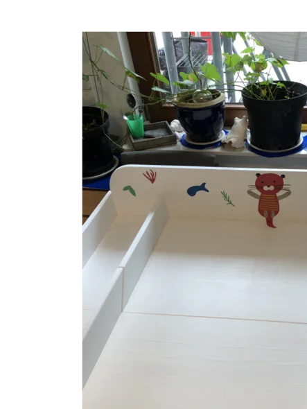 Weißer Wickeltisch mit maritimen Motiven