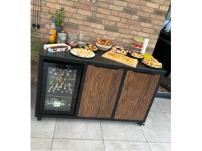 Servierwagen mit Getränken und Snacks
