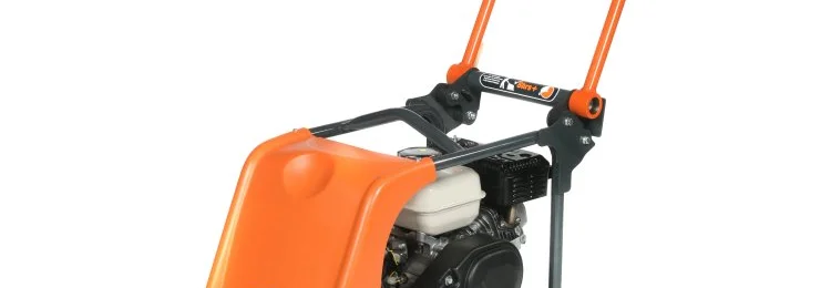 Orangefarbene Rüttelplatte mit schwarzem Motor