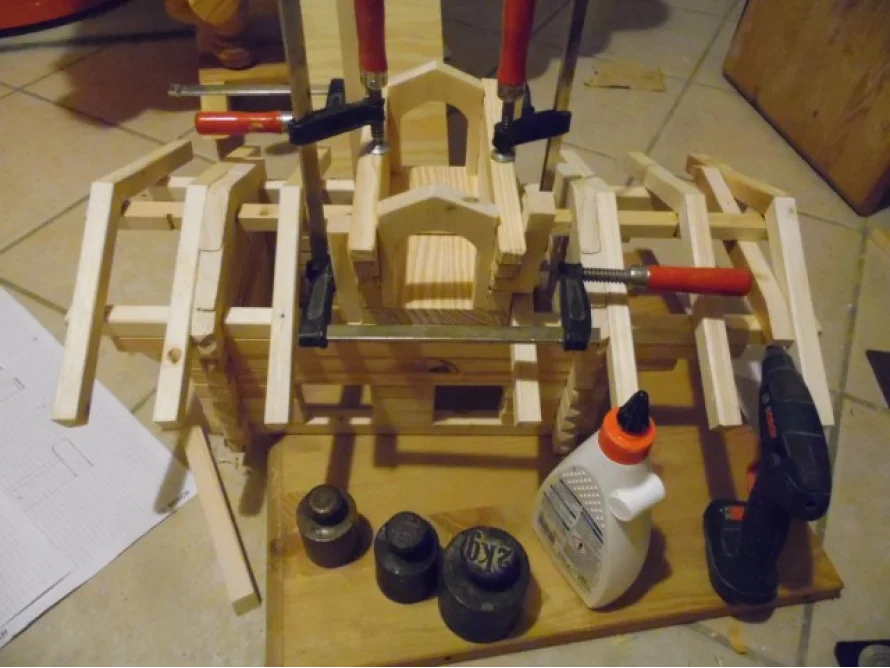 Holzhaus im Bau mit Schraubzwingen