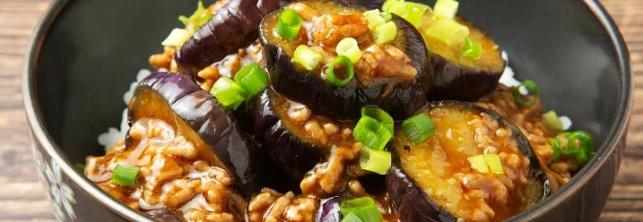 Schüssel mit Aubergine und Hackfleisch auf Reis