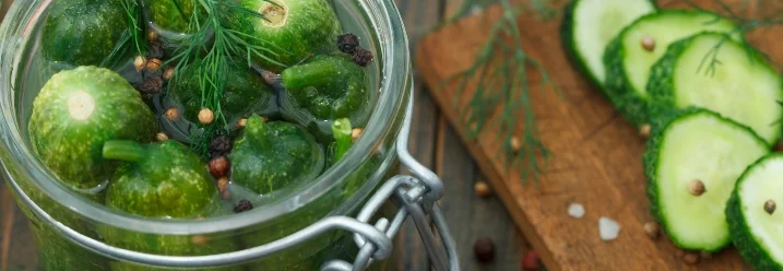 Einmachglas mit eingelegten Gurken und Dill