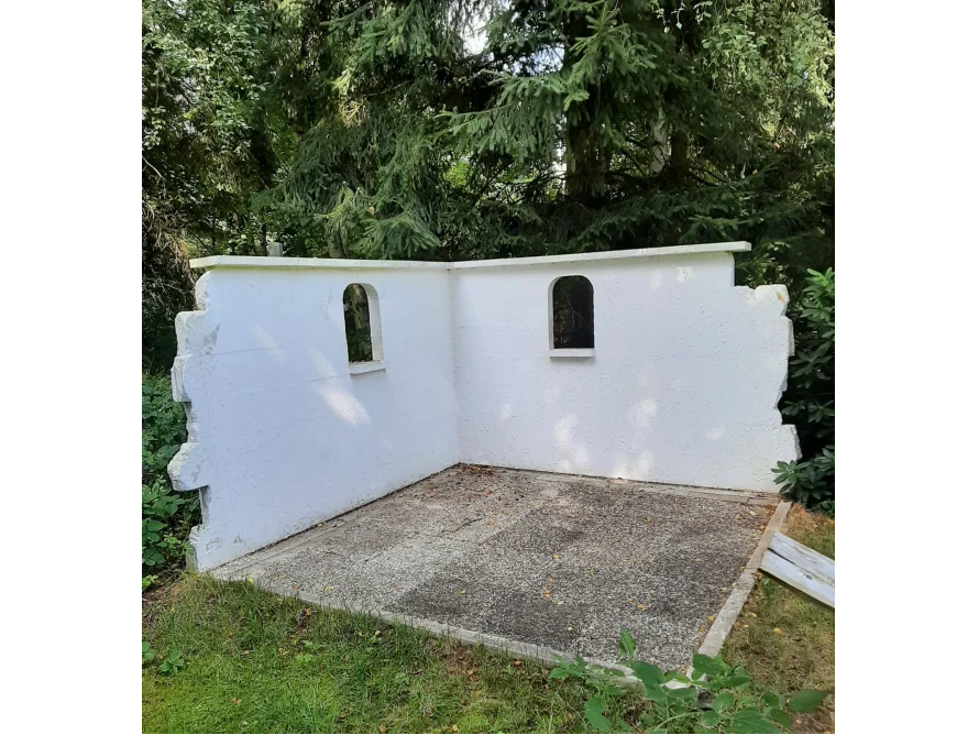 Unfertiges Gartenhaus mit zwei Fenstern
