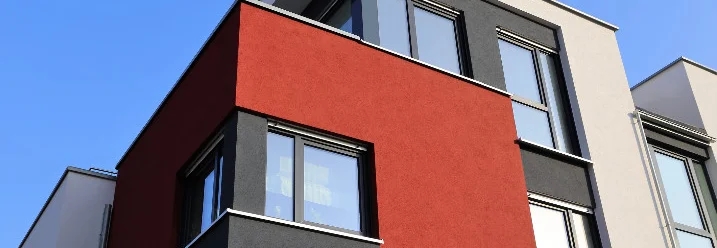 Modernes Gebäude mit farbiger Fassade