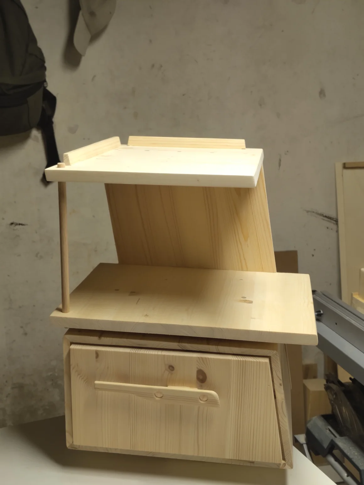 Ein selbstgebauter Nachttisch aus Holz.