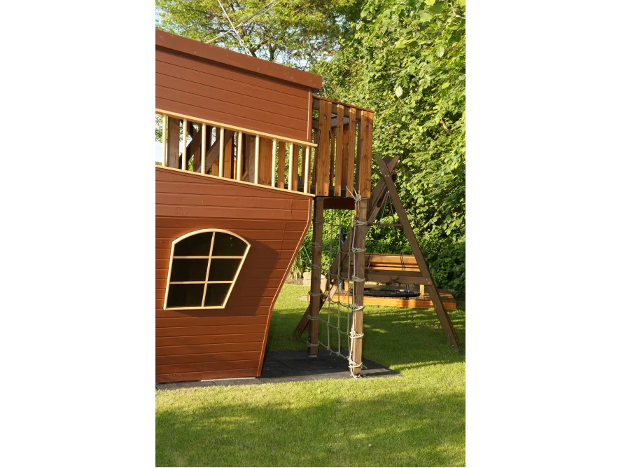 Spielhaus in Form eines Schiffs