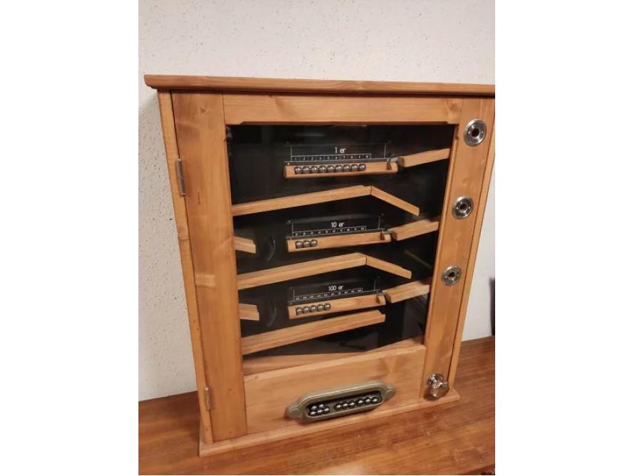 Mechanischer Holzkasten mit Kugeln