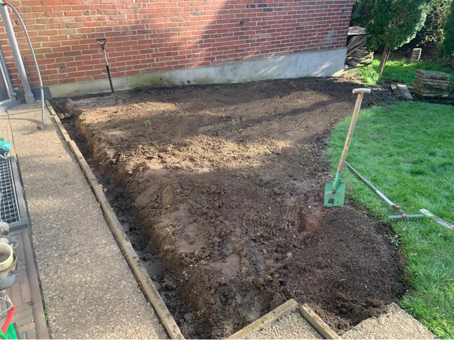 Garten mit umgrabenem Beet und Spaten