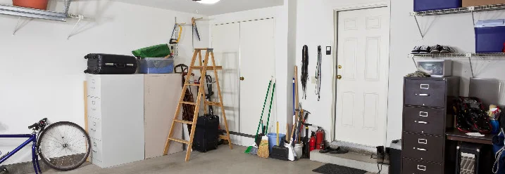 Garage mit Fahrrädern und Regalen