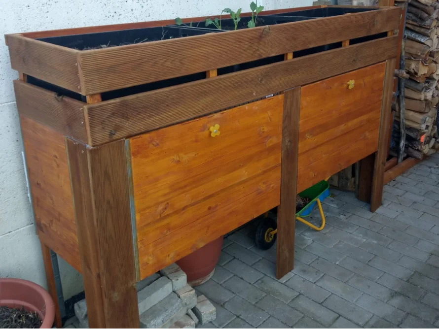 Holzbeet mit zwei Türen
