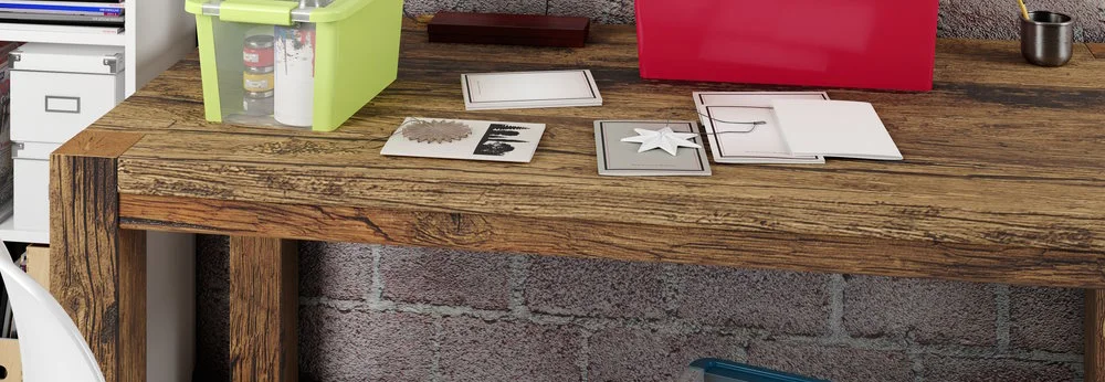 Aufbewahrungsboxen auf einem Tisch