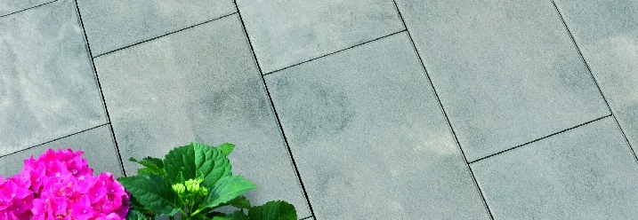 Graue Terrassenplatten mit Blumentöpfen