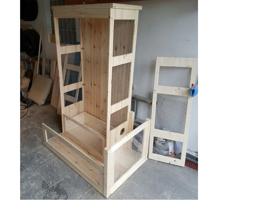 Unfertiger Hasenstall aus Holz