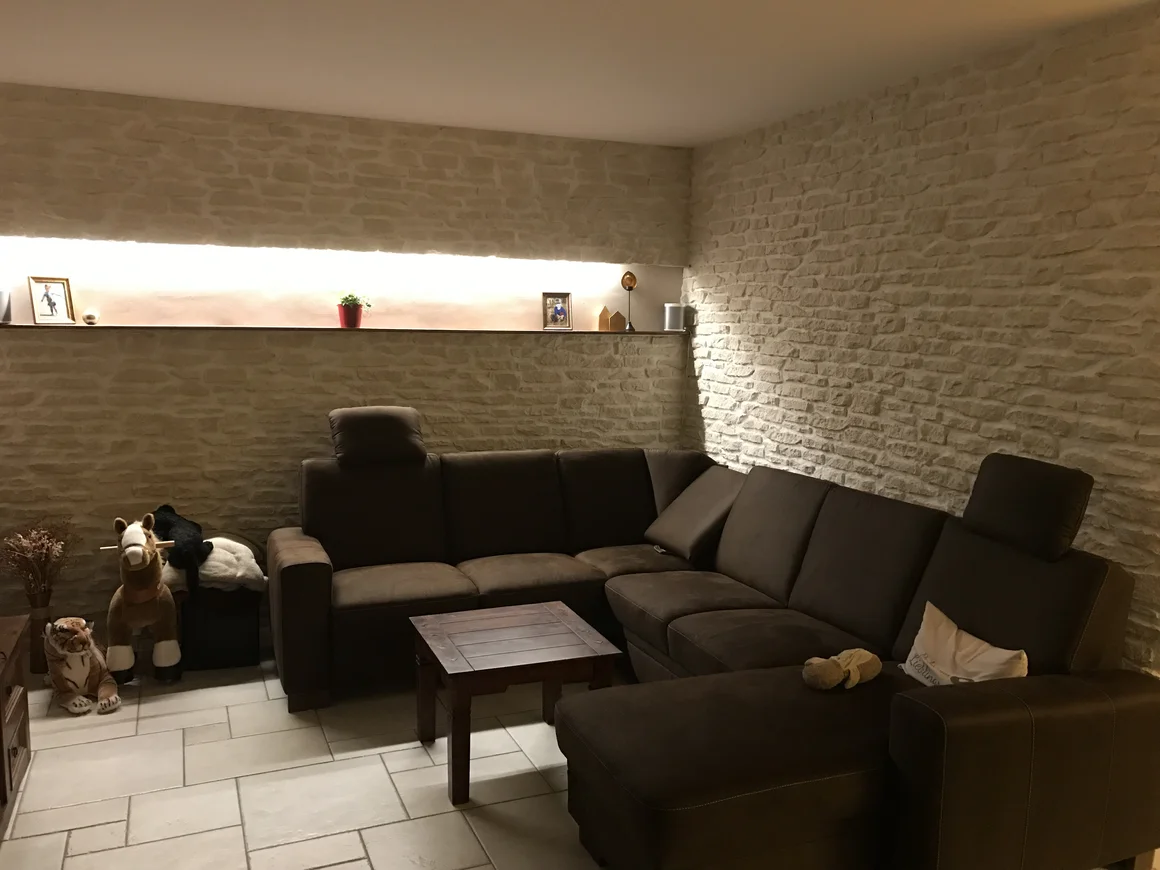 Gemütliches Wohnzimmer mit braunem Sofa