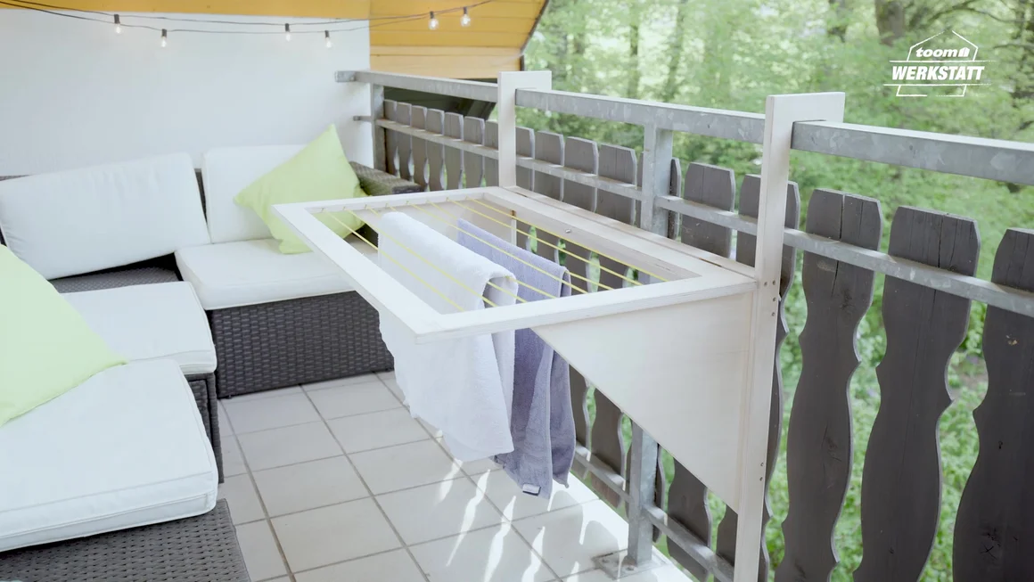 Wäscheständer auf einem Balkon