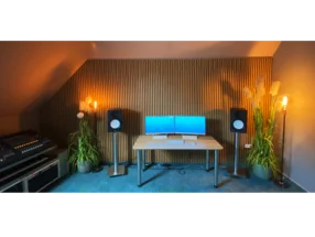 Heimstudio mit Computern und Lautsprechern