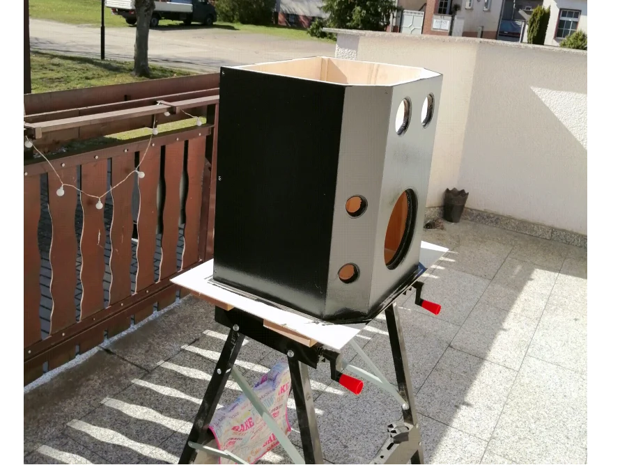 Schwarzer Lautsprecherbox auf einem Bock