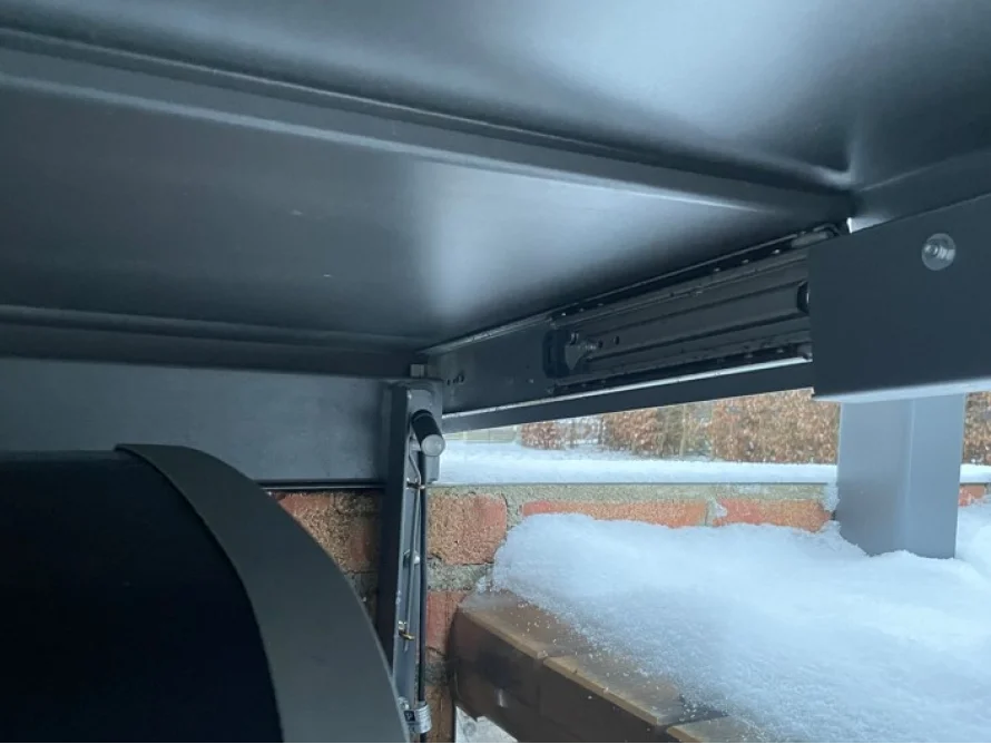 Metallschiene unter einem Gerätedach