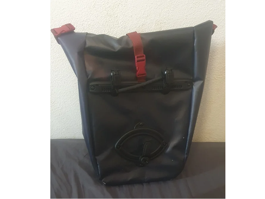 Blaue Fahrradtasche mit roten Schnallen