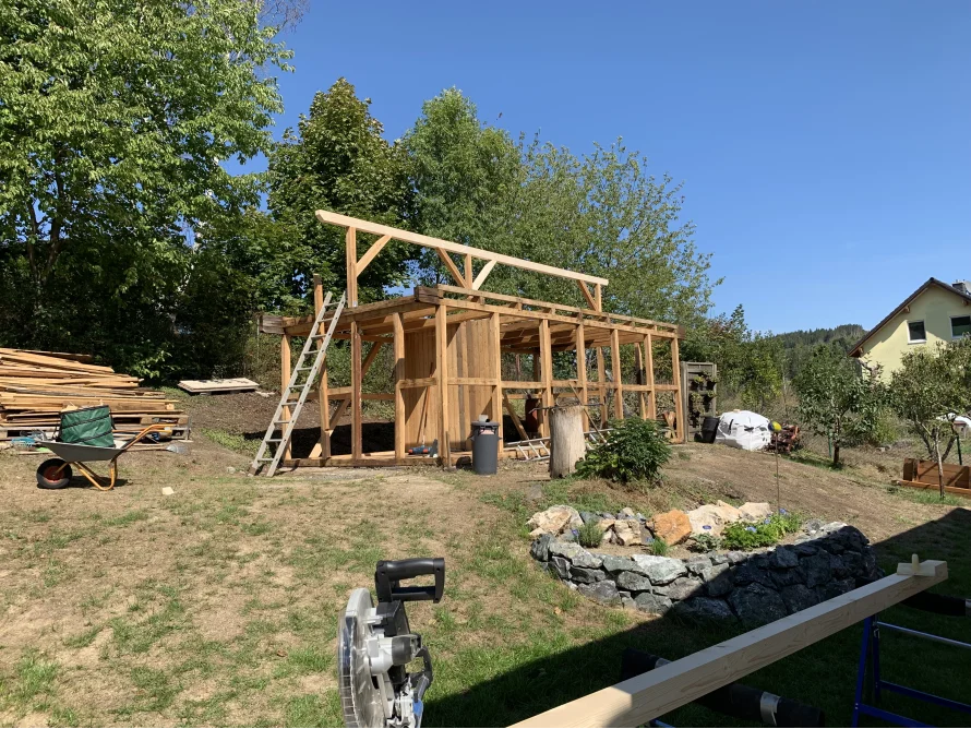 Rohbau eines Gartenhauses aus Holzbalken