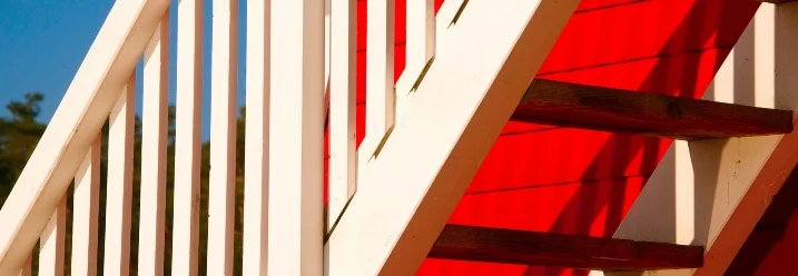 Rote Hauswand mit weissem Geländer