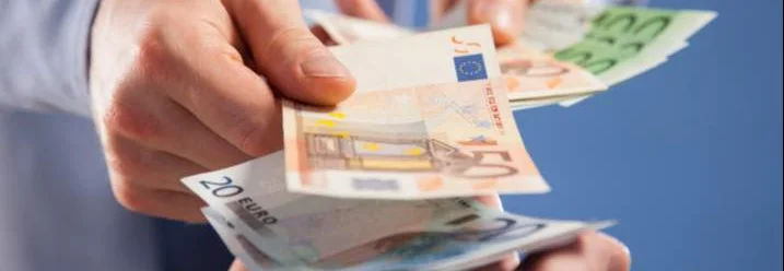 Hände zählen Euro-Banknoten