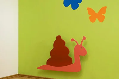 Schnecke und Schmetterlinge an Wand