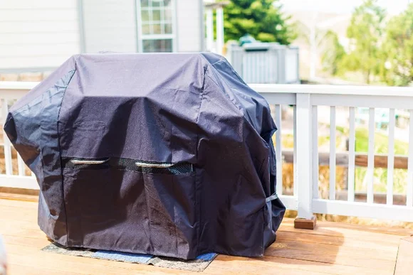 Abgedeckter Grill auf einer Terrasse