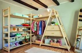 Kleiderständer und Regale aus Holz im Kinderzimmer