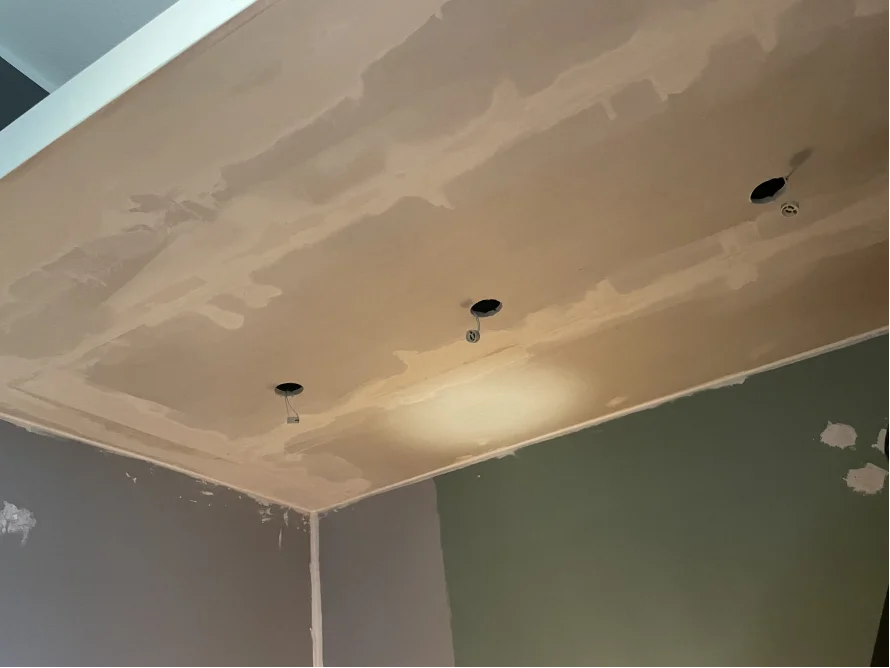 Decke mit Spachtelmasse
