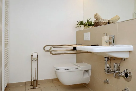 Barrierefreies Badezimmer mit Haltegriffen
