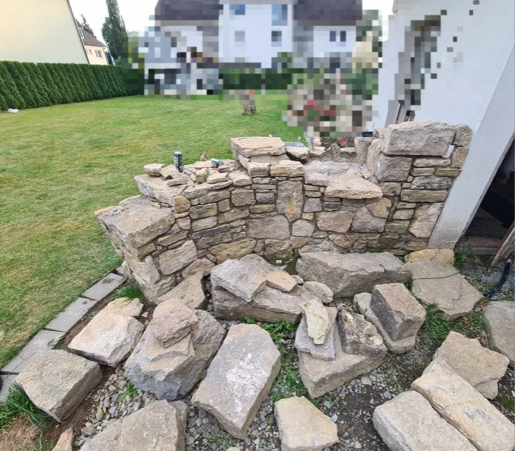 Bau einer Gartenmauer aus Naturstein.