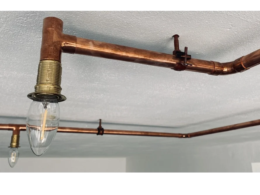 Kupferrohrlampe an der Decke