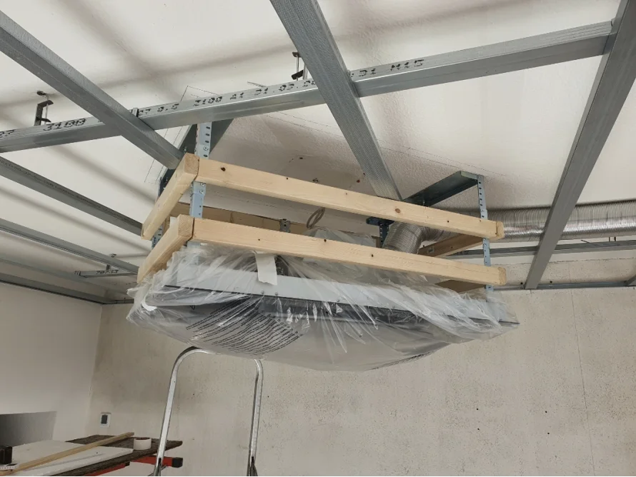 Deckenmontage einer Klimaanlage