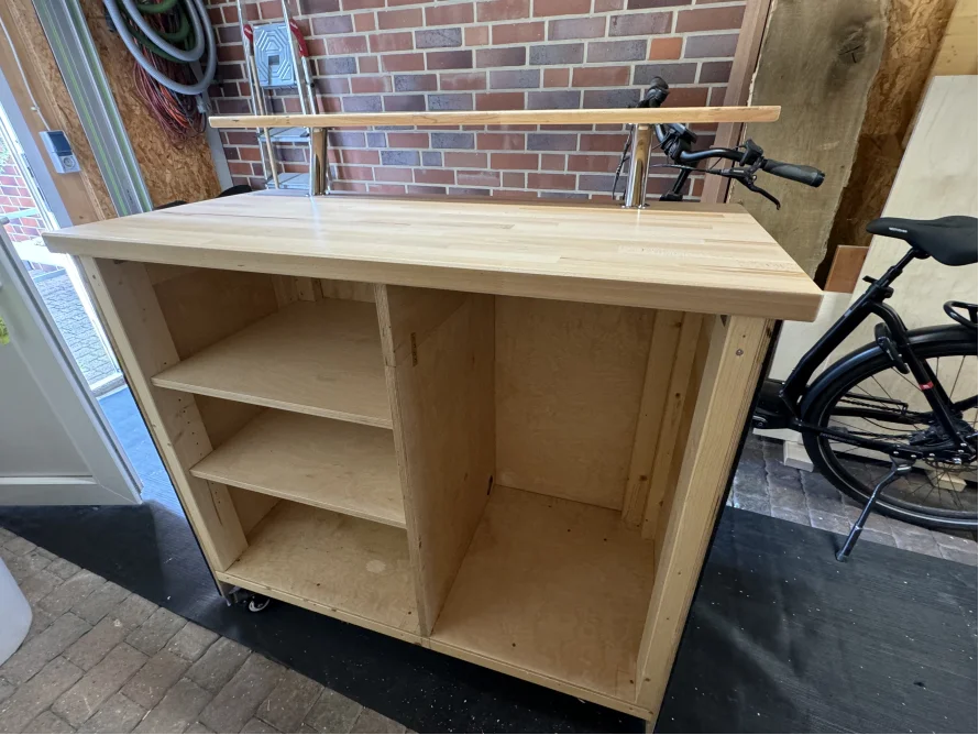 Leerer Holzschrank mit Thekenaufsatz