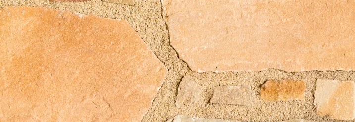 Nahaufnahme von verlegten Polygonalplatten mit Mörtel in den Fugen.