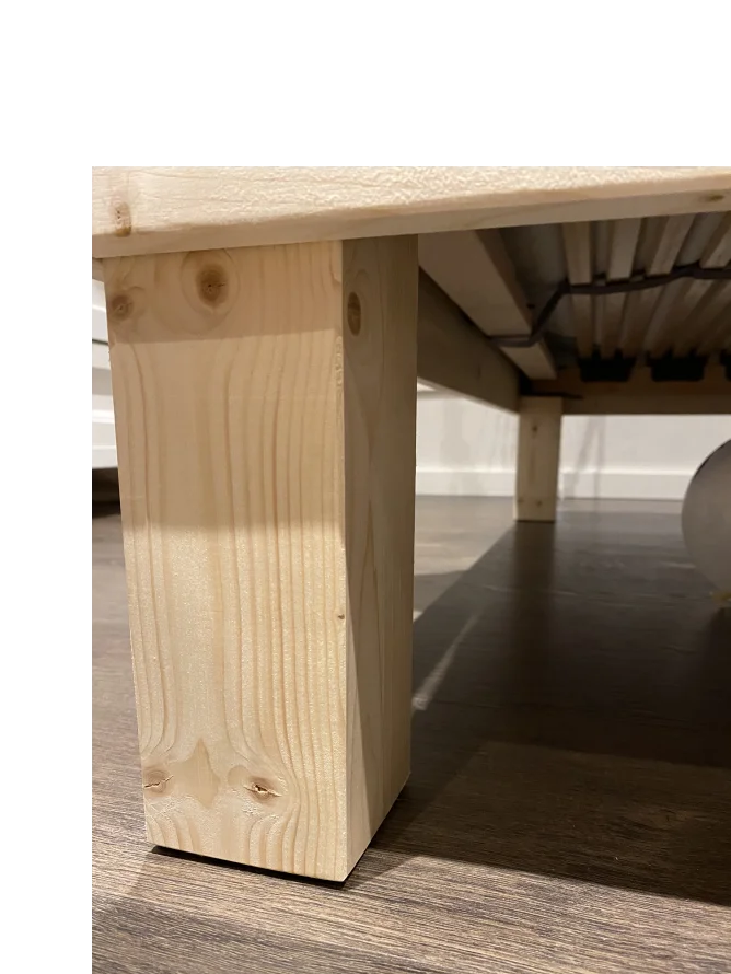 Holzbettgestell aus hellem Holz