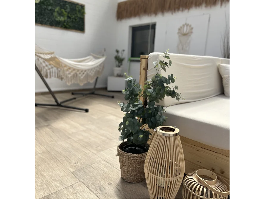 Gemütliche Sitzecke im Gartenhaus