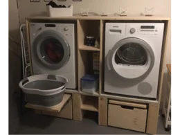 Waschmaschine und Trockner in einem Holzregal