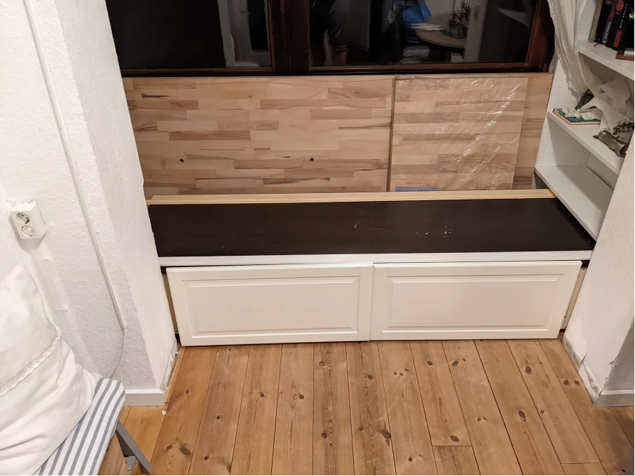 Holzbank mit Stauraum während des Zusammenbaus