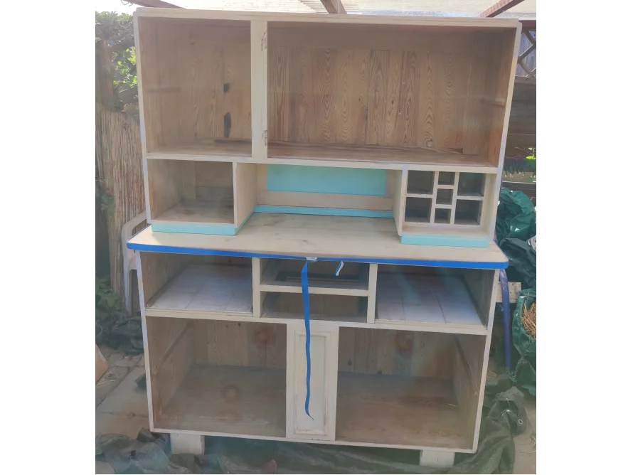 Unfertiger Holzschrank
